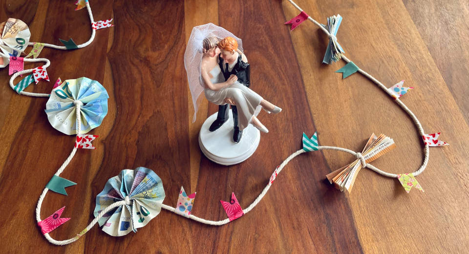 How To Make A Stunning Hot Air Balloon Gift Tutorial "The banknotes decorate the balloon of the hot air balloon gift as rosettes on a pennant garland"