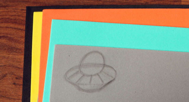 Ufo Karte Basteln Diy Anleitung F R Au Erirdische Gl Ckwunschpost Aus Dem Weltall "UFO-Karte basteln: Das UFO mit Bleistift auf grauen Moosgummi aufzeichnen"