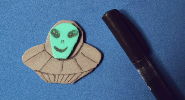 Ufo Karte Basteln Diy Anleitung F R Au Erirdische Gl Ckwunschpost Aus Dem Weltall "UFO-Karte basteln: UFO und Alienkopf aus Moosgummi ausschneiden"