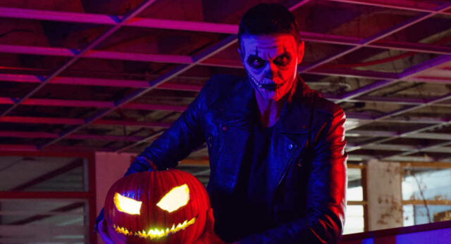 Zombie Party Zu Halloween Die Mottoparty Der Lebenden Toten "Rocker-Zombie mit Halloween-Kürbis, ein Gast auf einer Zombie-Party"