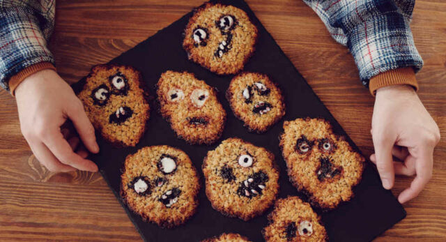 Zombie Party Zu Halloween Die Mottoparty Der Lebenden Toten "Auf einer Zombie-Party reicht man am Besten gruselige Snacks wie etwa Zombie-Kekse."