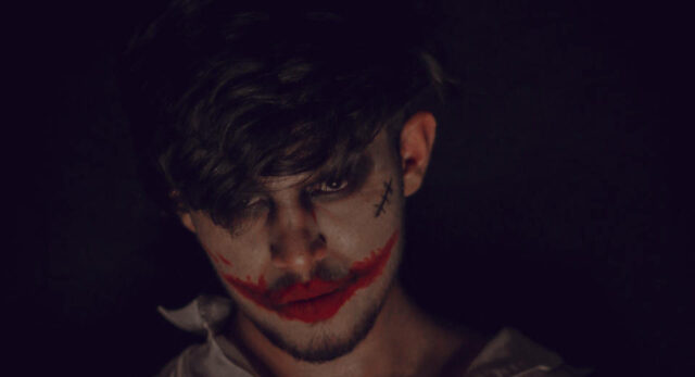 Zombie Party Zu Halloween Die Mottoparty Der Lebenden Toten "Mit der richtigen Schminkanleitung kann man sich fix in einen Zombie verwandeln um auf einer Zombie-Party zu glänzen."