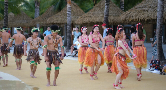 Silvesterbr Uche Weltweit Eine Reise Durch Neujahrsfeiern Rund Um Den Globus "Silvesterbräuche weltweit dienen häufig dazu, Glück fürs neue Jahr zu beschwören, auf Hawaii wird der Hula getanzt umd das neue Jahr willkommen zu heißen."