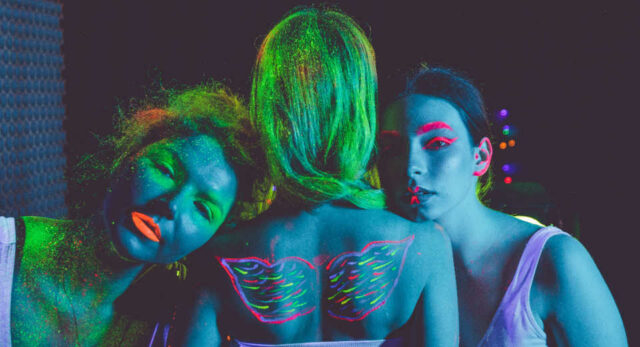 Let 039 S Glow Tauche Ein In Das Leuchtende Abenteuer Einer Schwarzlicht Party "Eine Bodypainting-Performance kann zum Highlight einer Schwarzlicht-Party werden."