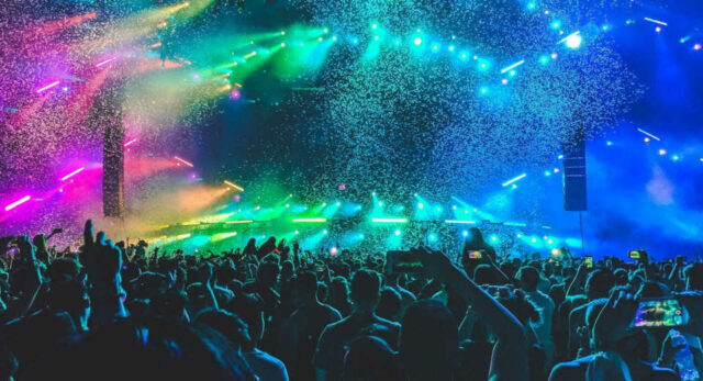 Let 039 S Glow Tauche Ein In Das Leuchtende Abenteuer Einer Schwarzlicht Party "Eine Bühnenshow mit Lichtspektakel oder professionellen Tänzern kann das Highlight einer Schwarzlicht-Party sein."