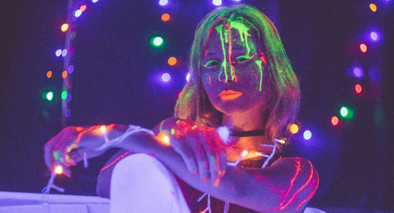 Wunderschne Schwarzlicht Party Outfit Ebenbild