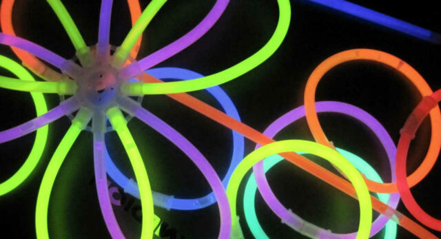 Let 039 S Glow Tauche Ein In Das Leuchtende Abenteuer Einer Schwarzlicht Party "Fluoreszierende Knicklichter sind eine der besten Dekorationen für eine Schwarzlicht-Party."