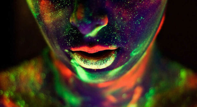 Let 039 S Glow Tauche Ein In Das Leuchtende Abenteuer Einer Schwarzlicht Party "Mit fluoreszierender Schminke und Glitzer kann man tolle Effekte für eine Schwarzlicht-Party erzielen!"