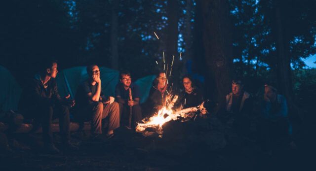 Lagerfeuer Spiele F R Erwachsene 10 X Spa Und Spannung Unter Dem Sternenhimmel "Eines der schönsten Lagerfeuer-Spiele ist eine Fortsetzungsgeschichte, bei der alle miterzählen."