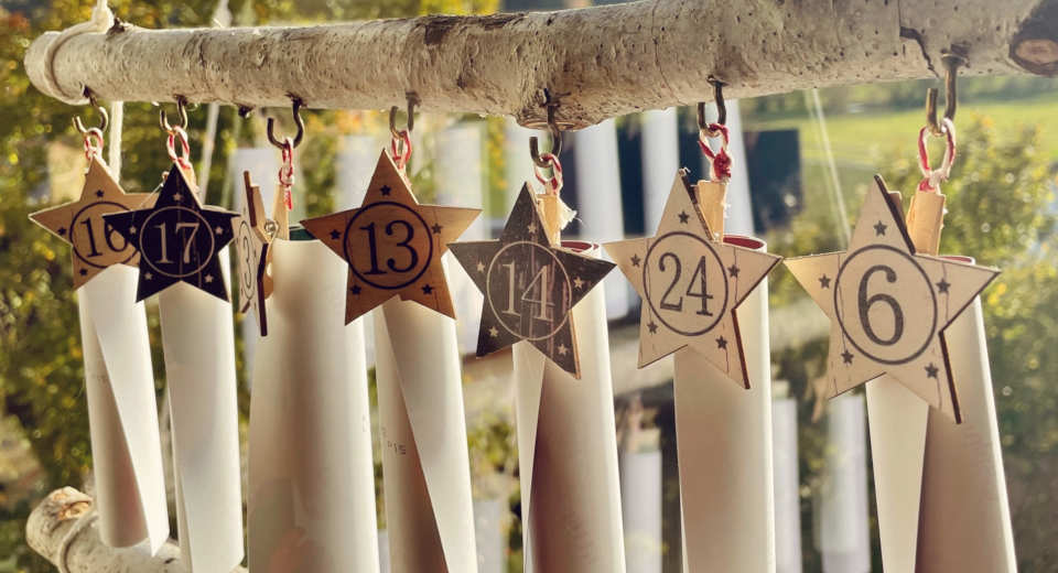 R Tsel Adventskalender Selber Machen 24 X Kreativer Knobelspa Anleitung "Der Rätsel Adventskalender besteht aus den zusammen gerollten Rätselkarten und einer Holzleiter"