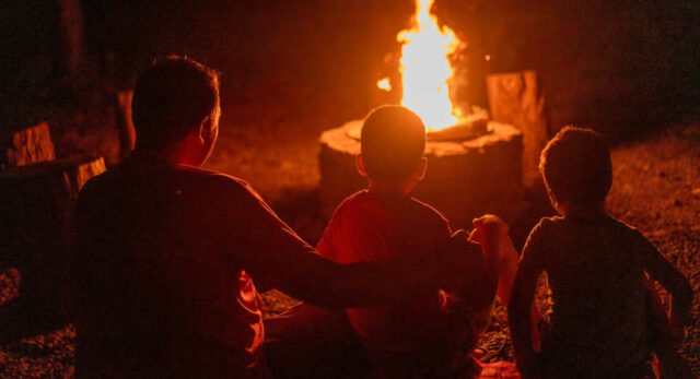 Lagerfeuer Spiele F R Kinder Abenteuer Und Spa Unter Den Sternen "Eines der abwechslungsreichsten Lagerfeuer-Spiele für Kinder ist ein Lagerfeuer-Quiz."