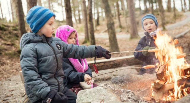 Lagerfeuer Spiele F R Kinder Abenteuer Und Spa Unter Den Sternen "Eines der witzigsten Lagerfeuer-Spiele für Kinder ist der Stockbrot-Wettbwerb"