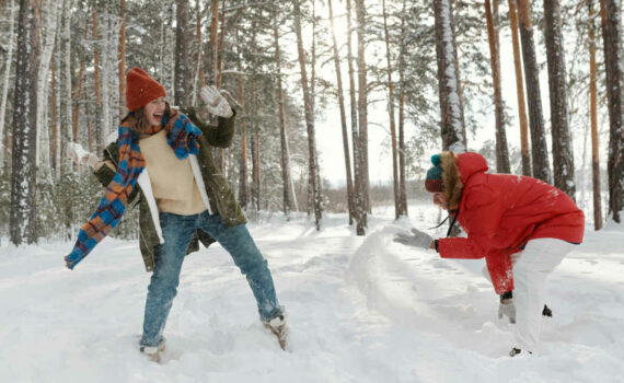 [Uber En="Snowball*fight*-*timeless*classic*Christmas*sports*game" De="Schneeballschlacht*–*Zeitloser*Klassiker*der*Weihnachtssportspiele"]