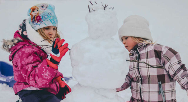 "Weihnachtssportspiele "Schneemann-Wettbauen ist eines der schönsten Weihnachtssportspiele."