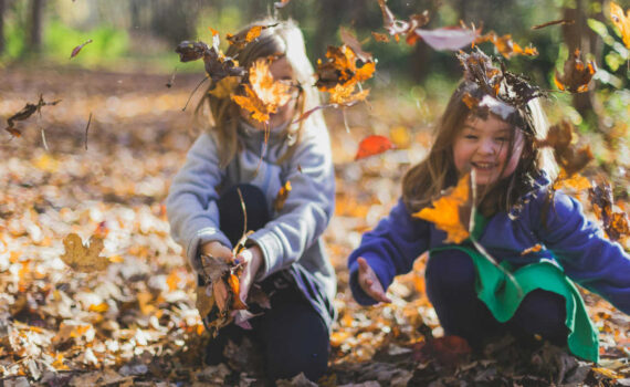 [Uber En="Forest*games*are*a*great*activity*for*both*children*and*adults." De="Waldspiele*sind*eine*großartige*Beschäftigung*sowohl*für*Kinder,*als*auch*Erwachsene."]
