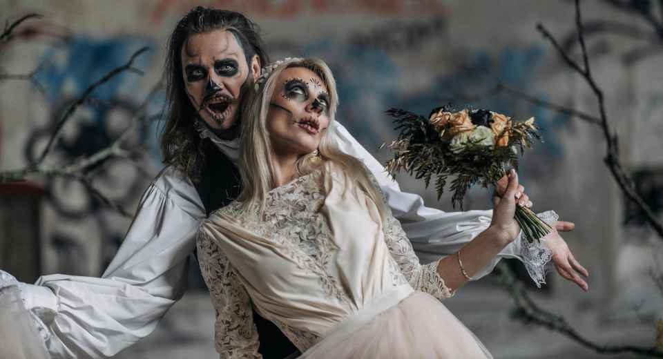 "Halloween-Date "Eine Kostümparty zu zweit ist eine der besten Ideen für ein Halloween-Date."