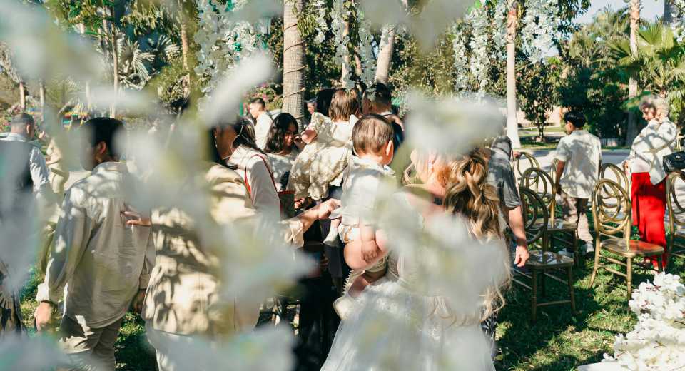 "Frühlingshochzeit mit Gästen, die sich in einem romantischen Garten versammeln"