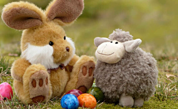 [Uber En="Easter*scavenger*hunt*with*a*plush*bunny*and*a*toy*sheep*sitting*on*grass*next*to*colorful*Easter*eggs" De="Osterschnitzeljagd*mit*einem*Plüschhasen*und*einem*Stoffschaf,*die*neben*bunten*Ostereiern*im*Gras*sitzen"]