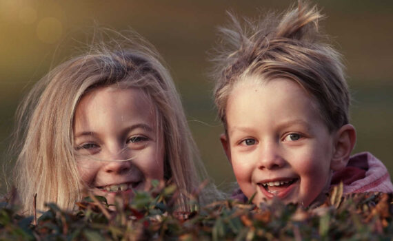 [Uber En="spring*scavenger*hunt*with*two*children*peeking*cheerfully*from*behind*a*hedge" De="Frühlings-Schnitzeljagd*mit*zwei*Kindern,*die*fröhlich*hinter*einer*Hecke*hervorschauen"]