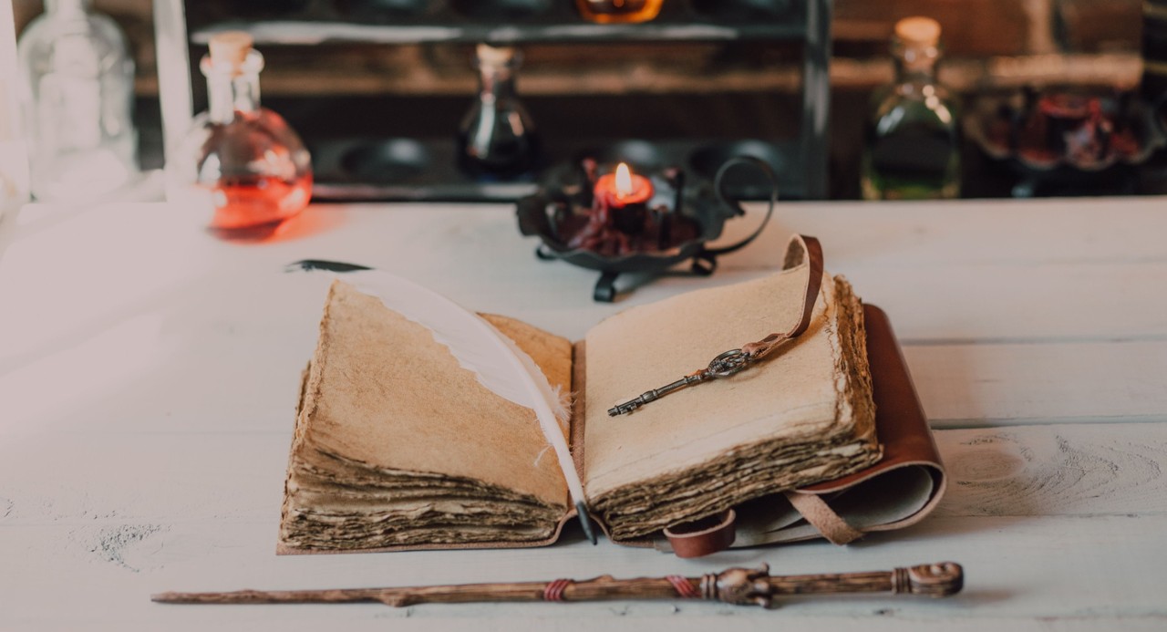 [Uber En="Halloween*escape*room*at*home*with*old*book*key*quill*and*mysterious*potions" De="Halloween*Escape*Room*für*zuhause*mit*altem*Buch*Schlüssel*Feder*und*geheimnisvollen*Tränken"]