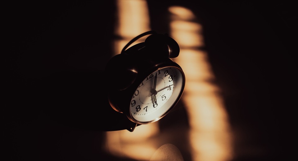 "Halloween Escape Room für zuhause Rätsel mit einer alten Uhr in einem dunklen Raum"